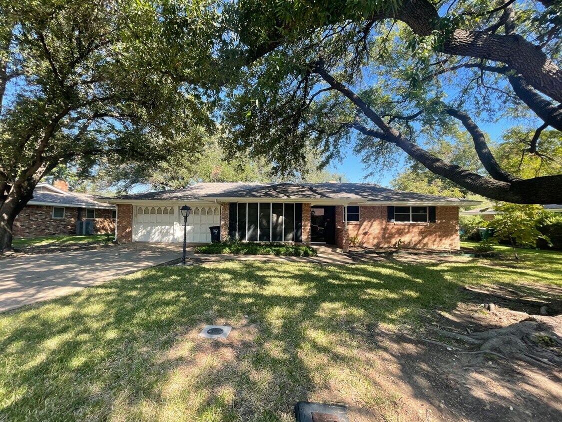 Foto principal - Spacious 3 Bedroom 2 Bath Home in Wedgwood...