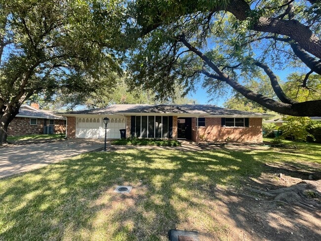 COMING SOON--Spacious 3 Bedroom 2 Bath Hom... - COMING SOON--Spacious 3 Bedroom 2 Bath Hom... House