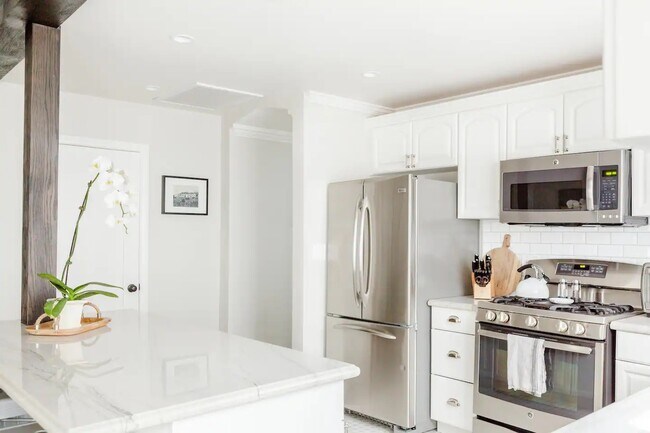 Building Photo - 6868 Camrose Dr