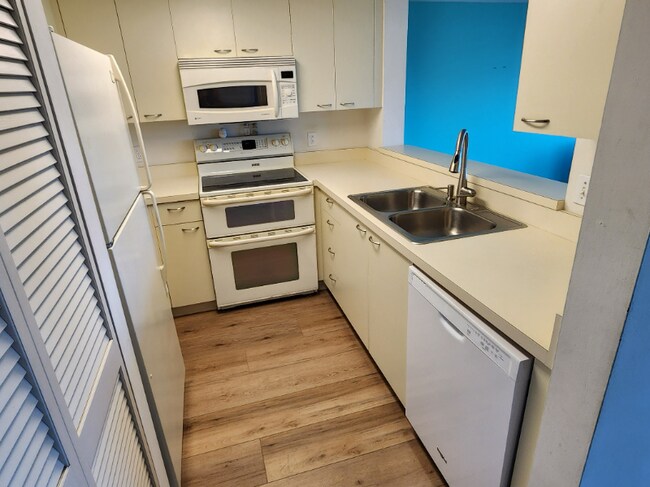 Foto del edificio - 7406 Lake Breeze Dr