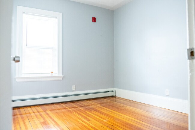 Building Photo - Edgewood View