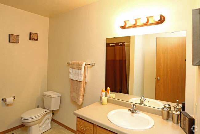 Baño - Grand Avenue Luxury Apartment Homes