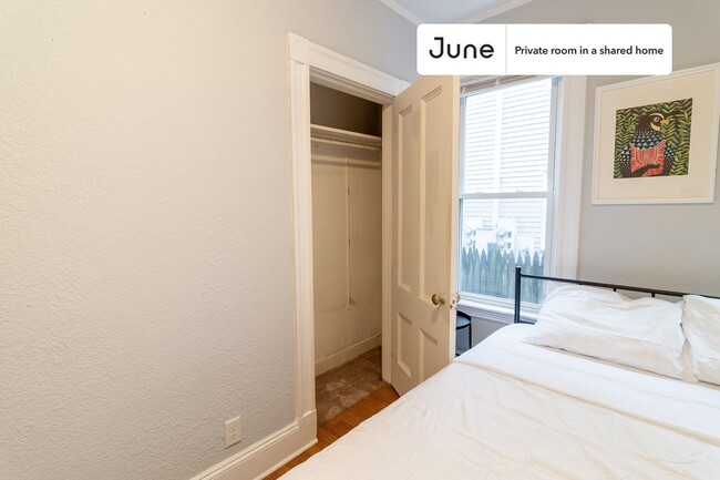 Foto del edificio - Private bedroom in 3 bed/1 bath Home