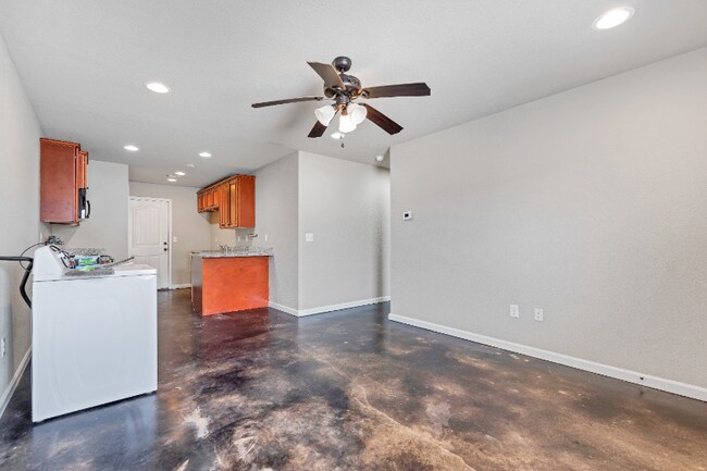 Building Photo - 19 Lawrence Rd 434