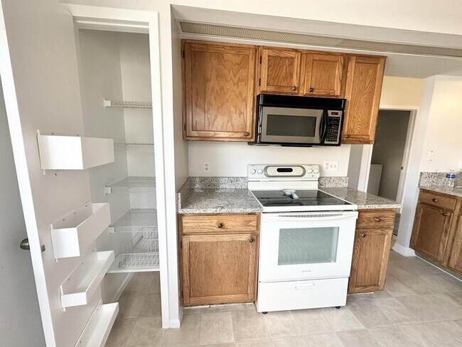Foto del edificio - 973 Norfolk Ct