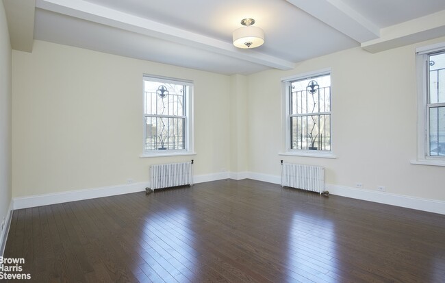 Building Photo - SPACIOUS 2-BED / 2-BATH ON PARK