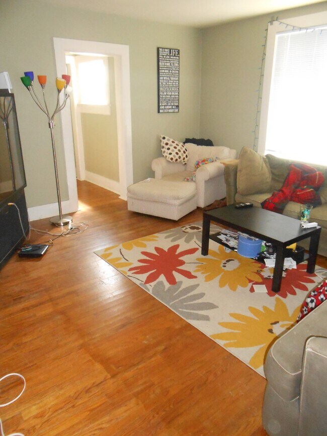 Foto del edificio - 3 Bed 1 Bath close to UWEC! Available June 1st 2025