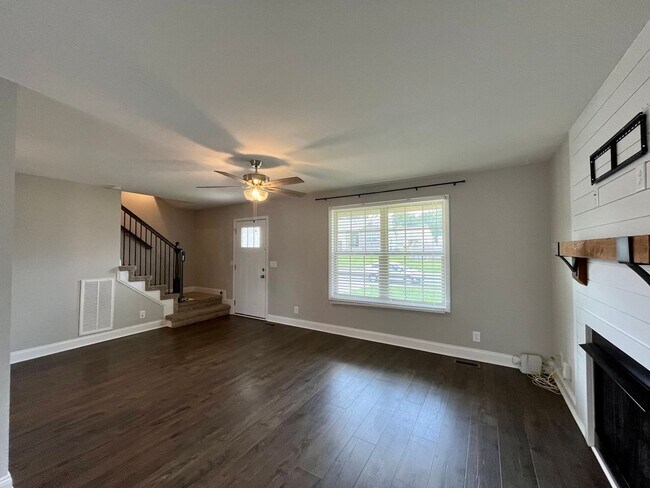 Building Photo - ** COMING SOON ** Beautiful Large Home in Great Location