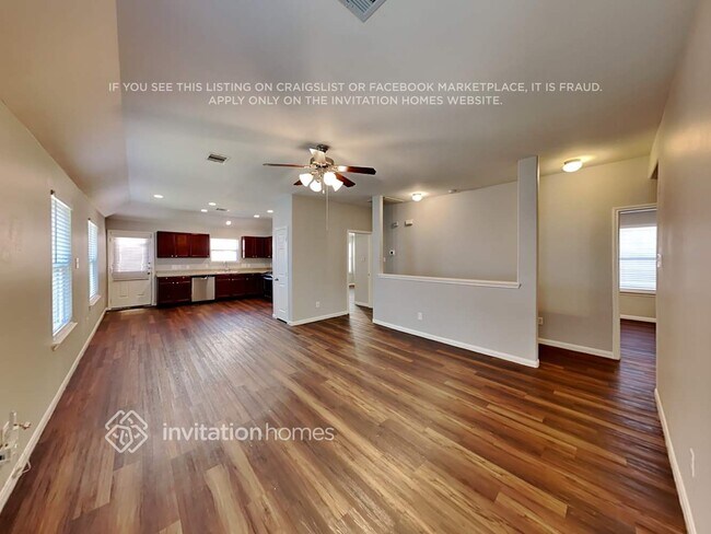 Foto del edificio - 18810 Dennington Dr