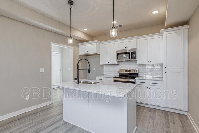 Building Photo - 27405 Oak Vw Dr