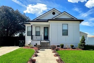 Building Photo - 3004 Plaza Dr