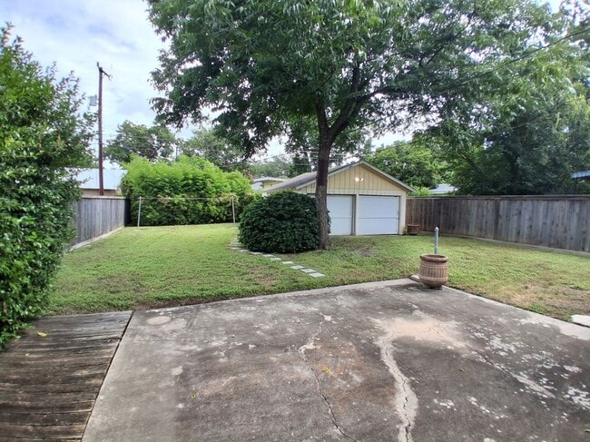 Building Photo - 315 W Ridgewood Ct