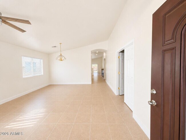Foto del edificio - 43250 W Estrada St