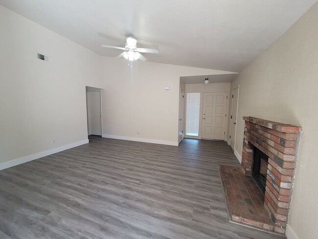 Building Photo - FER130