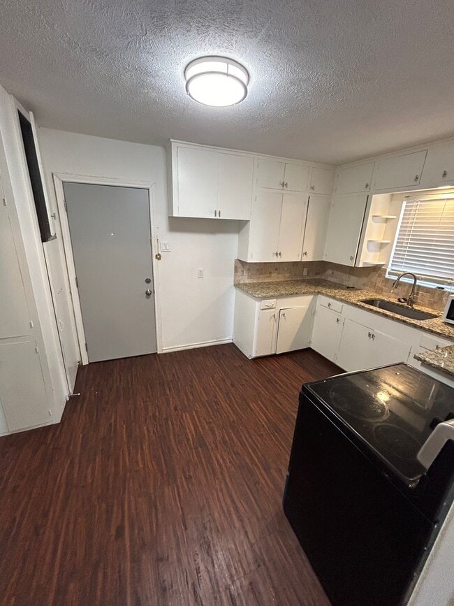 Building Photo - Fabulously maintained 1 bedroom with beautiful surrounding