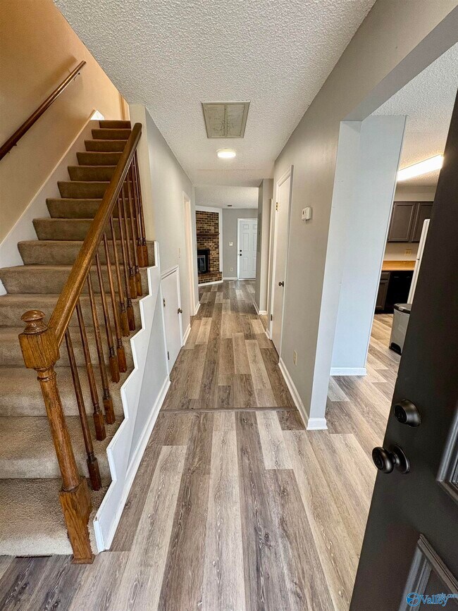 Building Photo - 317 Chateau Dr SW