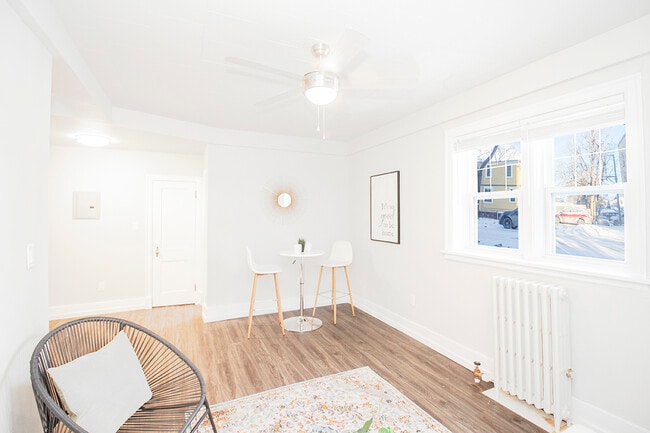 Building Photo - 129 Lenore St