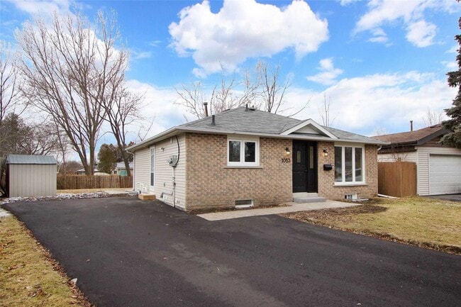 Building Photo - Bright & Inviting Modern Apartment (2 Bed,...