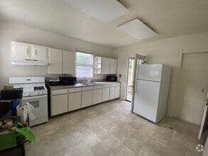 Building Photo - 133 Linden Ave