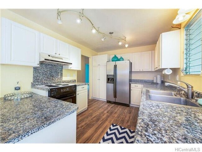 Foto del edificio - 4 Bedroom, 2 bath home with enclosed two car garage,  in the heart of Kailua.