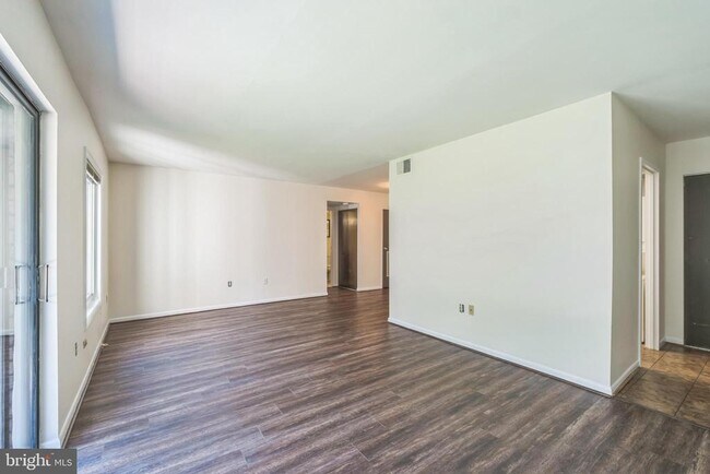 Building Photo - 6934 Hanover Pkwy