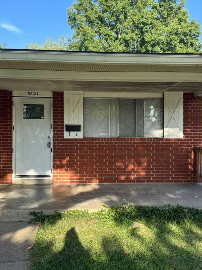 Building Photo - 5621 N Strathbury Ave