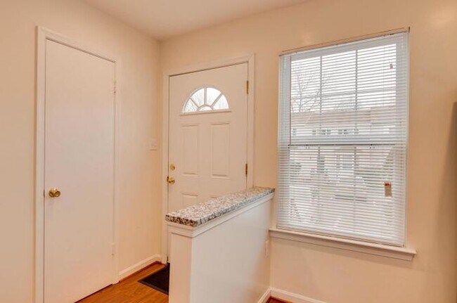 Entrada - 2858 Lester Lee Ct