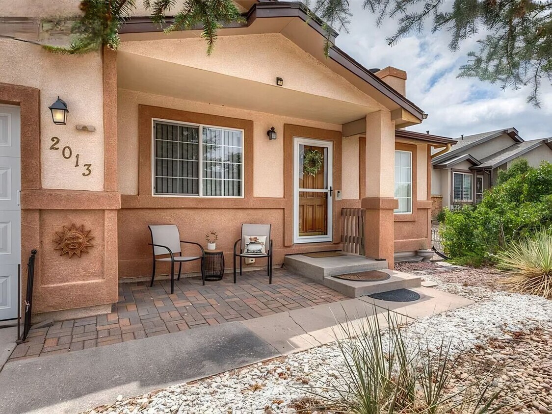 Stunning 4-bedroom, 2.5-bathroom home near... - Stunning 4-bedroom, 2.5-bathroom home near...