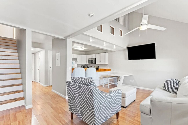 Building Photo - 5218 Beach Dr