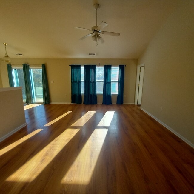 Vaulted great room - 1031 Rocky Meadows Ln
