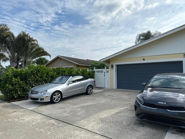 Building Photo - 5010 Woodstone Cir N
