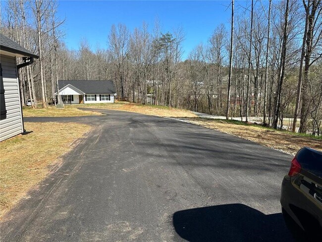 Foto del edificio - 295 Pony Lake Rd