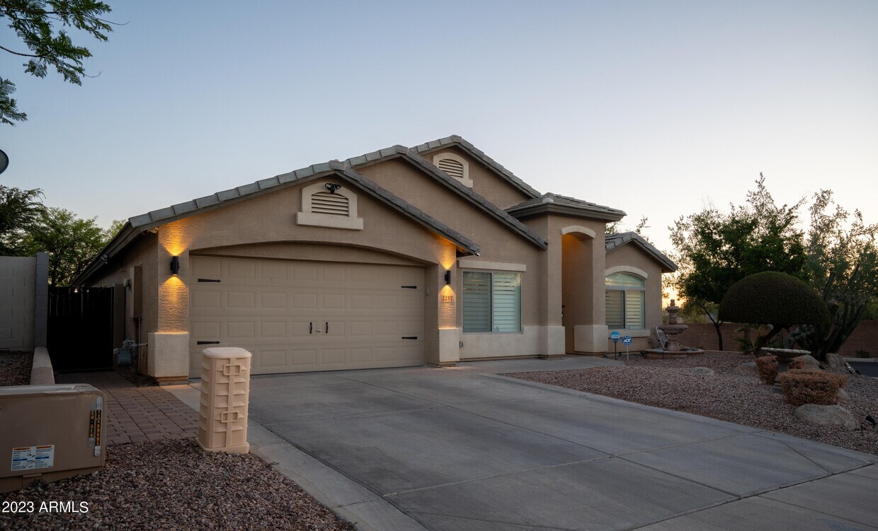 Foto principal - 2257 W Roy Rogers Rd