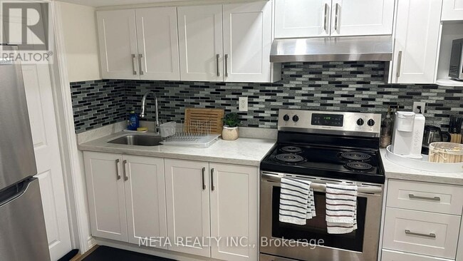 Building Photo - 252 Howell Crescent