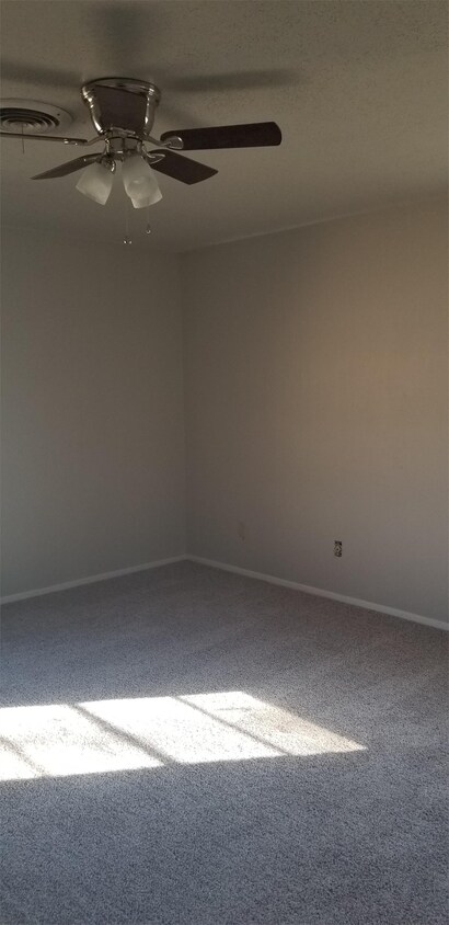 Building Photo - 3448 Amherst Dr