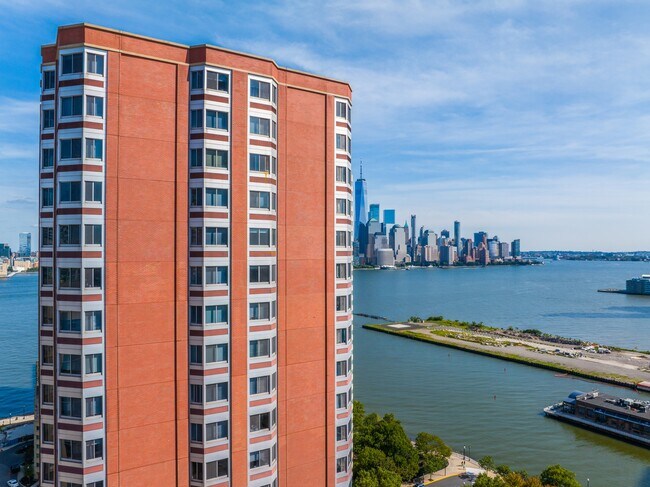 Scenic aerial views of Pacific, perfectly situated in Newport for convenient urban living - Newport Rentals