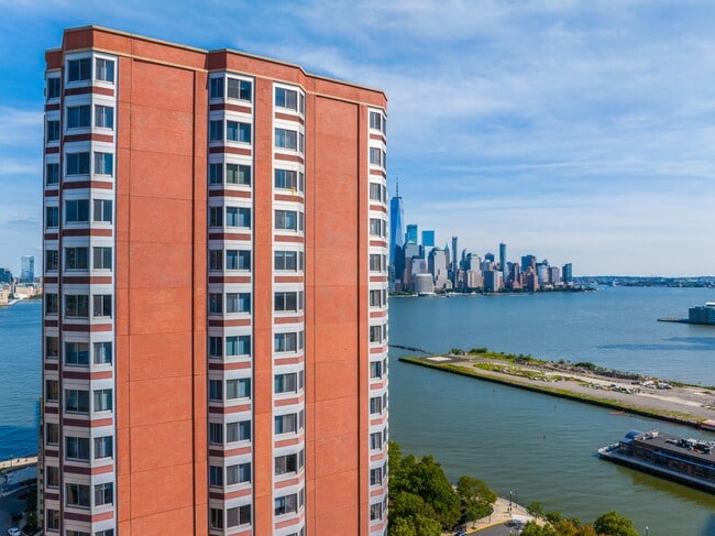 Scenic aerial views of Pacific, perfectly situated in Newport for convenient urban living - Newport Rentals