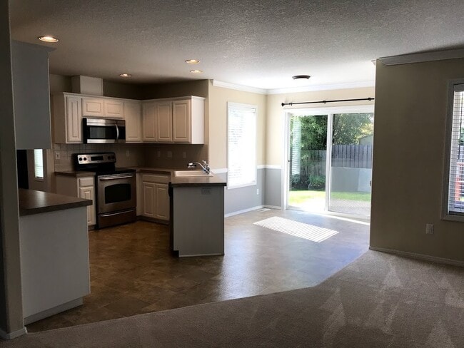 Building Photo - Well-Maintained 3 Bedroom  Home Close to C...