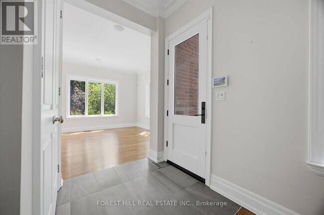 Building Photo - 52 Shaftesbury Ave