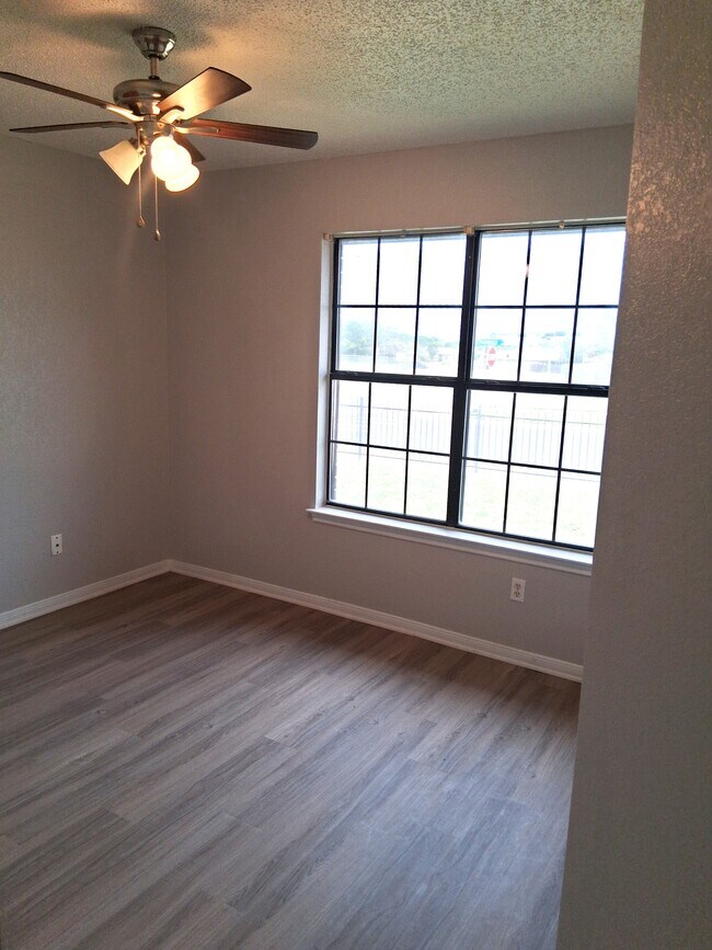 Foto del edificio - 3801 Riverrock Dr