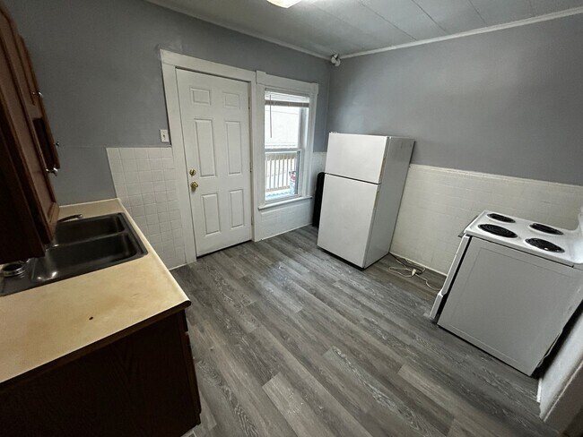 Foto del edificio - MOVE IN READY! $1400 - Studio / 1 Bath Apartment in Downtown Manchester with All Utilities Included
