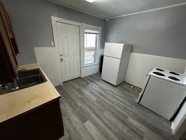 Building Photo - MOVE IN READY! $1400 - Studio / 1 Bath Apartment in Downtown Manchester with All Utilities Included