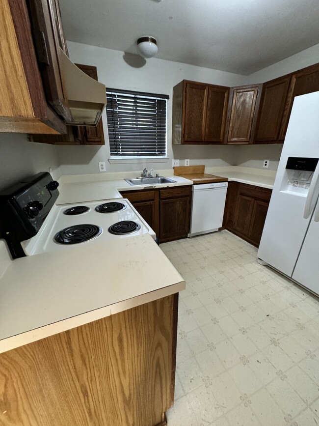 Building Photo - Charming End-Unit Townhome for Rent - 2 Be...