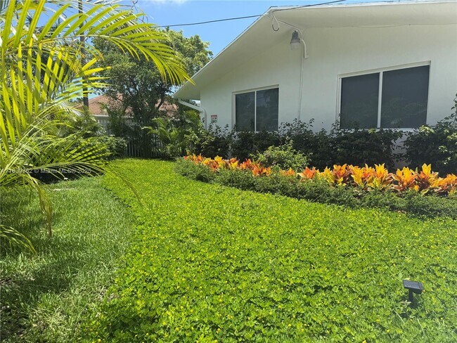 Foto del edificio - 1300 NE 110th St