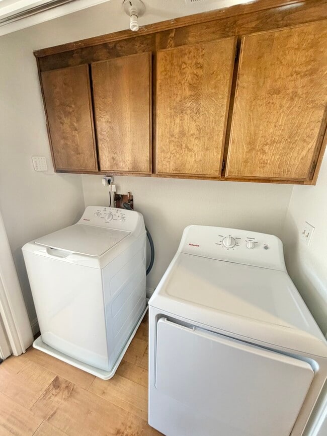 Building Photo - Beautifully updated 3 bedroom 2 bathroom duplex in Carmichael!