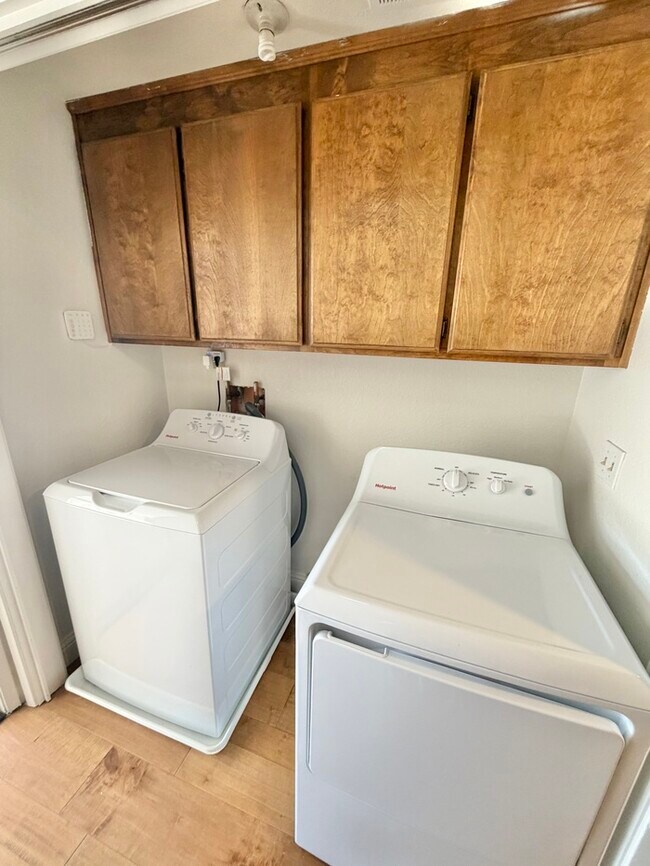 Foto del edificio - Beautifully updated 3 bedroom 2 bathroom duplex in Carmichael!