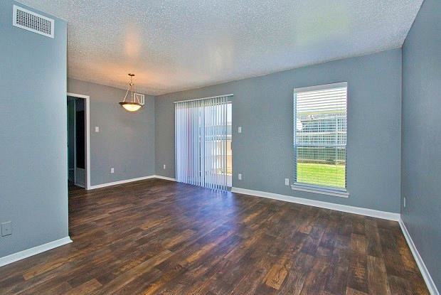 Foto del edificio - 2324 Meadowbrook Gardens Dr