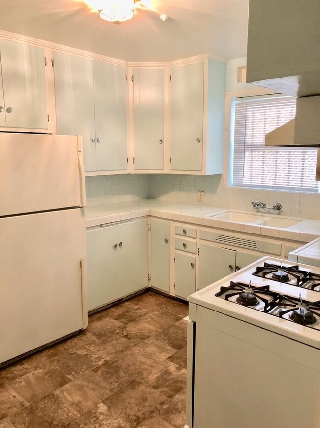 Building Photo - 2 br, 1 bath House - 104 E. Stanislaus Street