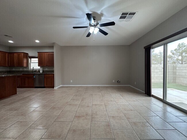 Foto del edificio - Spacious single story home w/3 beds, 2 bath, den, 2 car garage, near everything.