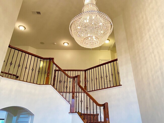 Building Photo - Luxurious 5 Bedroom Colonial Home in Ellic...